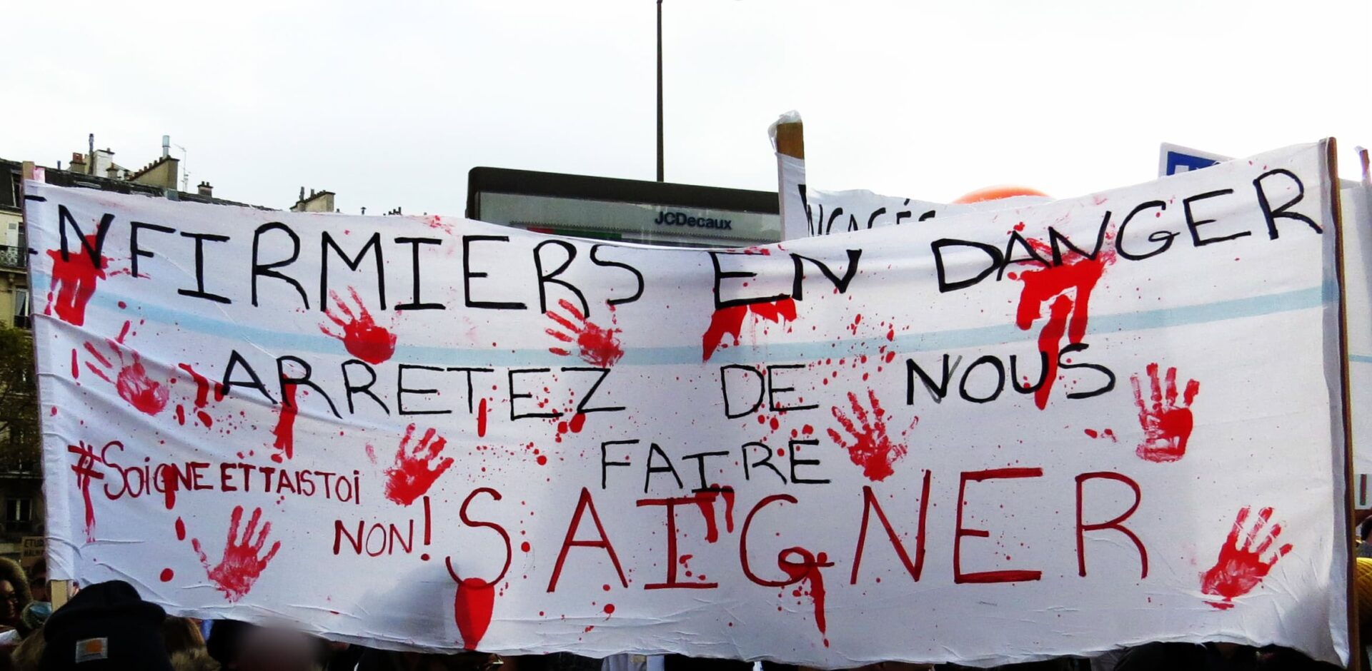 "Arrêtez de nous faire saigner". Par Doubichlou14 - Flickr