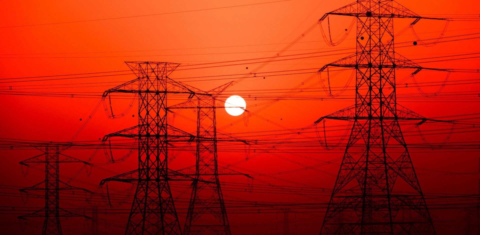 Lignes électriques au soleil couchant, par